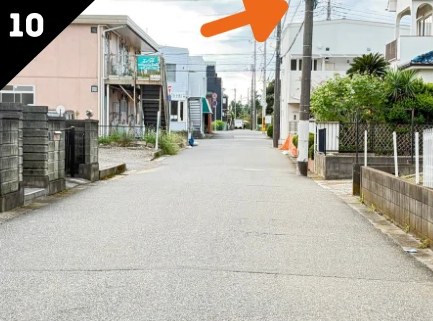 右手の角の白い建物